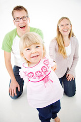 Bilder p&aring; en nyf&ouml;dd bebis och hans f&ouml;r&auml;ldrar och syster.