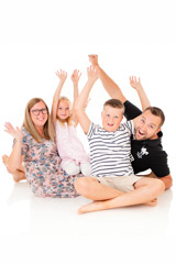 Hela familjen fotograferas