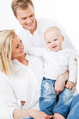 Bilder p&aring; Oskar och Ida Glemne&acute;s barn som snart fyller 1 &aring;r.