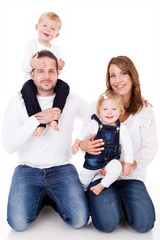 Foto p&aring; familj i studio