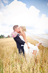 Naturliga bilder fr&aring;n Annie och Marcus br&ouml;llop