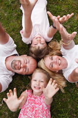 Familjefotografering p&aring; en &auml;ng i Gemla